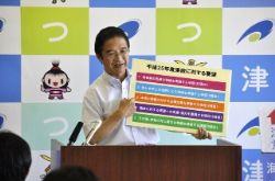 写真:平成24年8月1日定例記者会見の様子