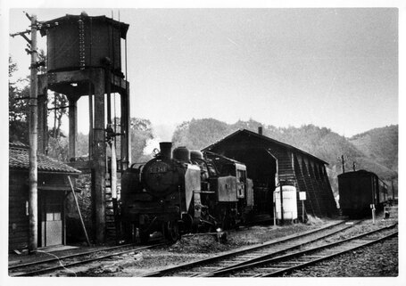 写真：C11形蒸気機関車と給水塔