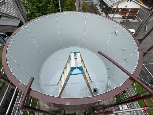 写真：タンク内部の塗装