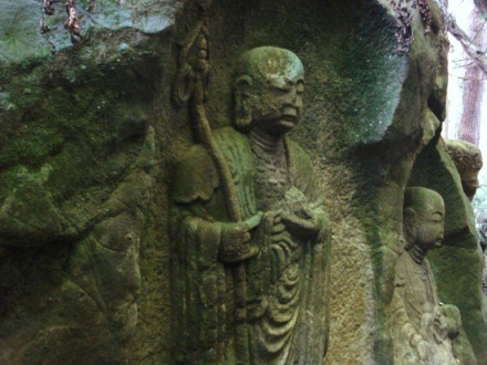 写真:橋下の地蔵