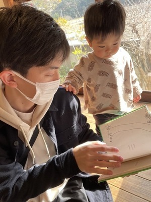 写真：子どもと過ごす様子