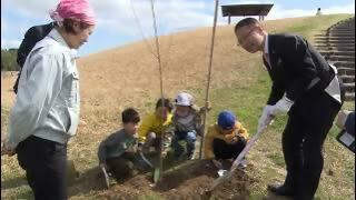 動画サムネイル：まちのできごと「公園にさくら・笑顔が咲く植樹祭 in HOWA パーク」令和8年3月16日