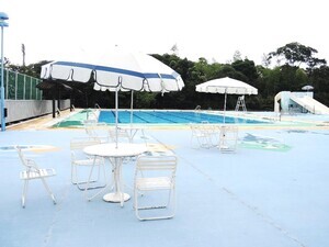 写真:パラソル付きテーブルセット