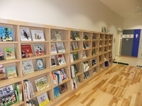 写真：図書コーナー