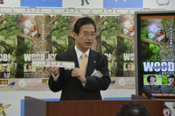 写真：平成26年3月20日臨時記者会見の様子