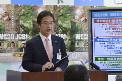 写真：平成26年4月15日定例記者会見の様子