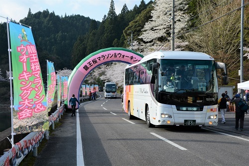 写真：到着するシャトルバス