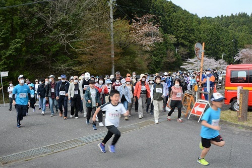 写真：5kmウォーキングの部のスタート