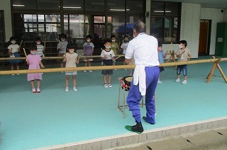 写真：竹太鼓をたたく様子