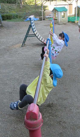 写真:鉄棒をする様子