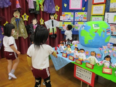 写真：作品展を見る子どもたち