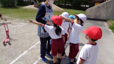 写真：小学校の様子を見る子どもたち