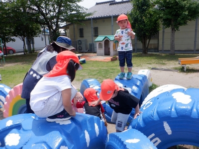 写真：タイヤの遊具で遊ぶ子どもたち
