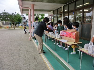 写真：収穫した野菜でお店屋さんを開く様子