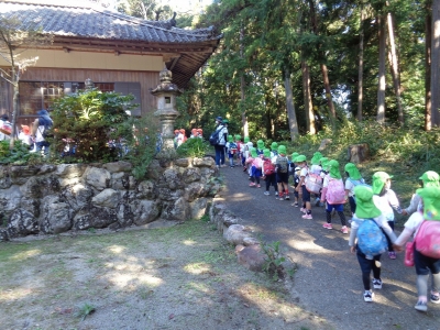 写真：敏太神社へ遠足に行く様子