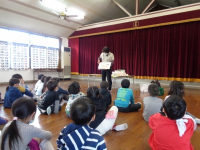 写真：助産師さんのお話を聞く様子