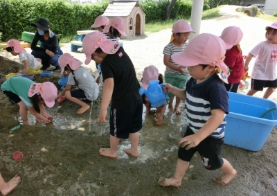 写真：戸外で遊ぶ様子