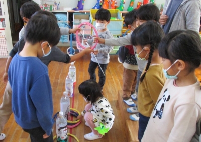 写真：友達と遊ぶ様子