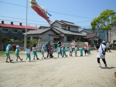 写真：園庭で遊ぶ様子