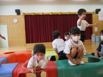 写真：遊戯室で遊ぶ様子