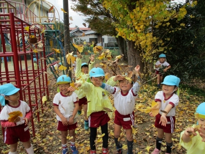写真：校庭で遊ぶ様子
