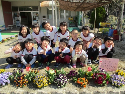 写真：花と記念撮影する子どもたち