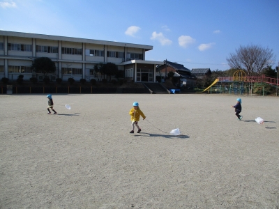 写真：園庭を走る子どもたち