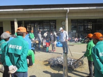 写真：焼き芋をする様子