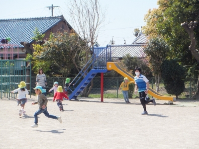 写真：遊具で遊ぶ様子