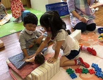 写真：友達と遊ぶ様子