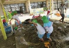 写真：泥んこ遊びの様子