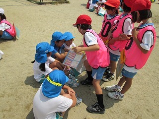 写真：園児と児童の交流の様子1