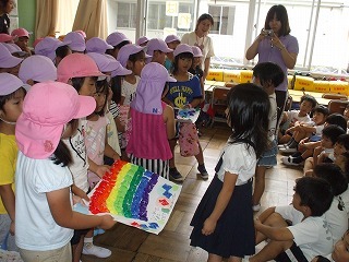 写真：園児と児童の交流の様子2