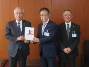 写真:藤水小学校、橋南中学校寄付贈呈式