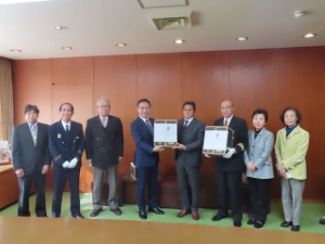 写真：みな月会から激励品贈呈