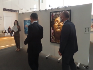 写真：津市美術展覧会鑑賞