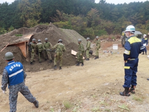 写真：自衛隊倒壊訓練