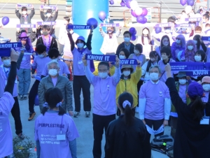 写真:パープルリボンたすき