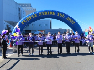 写真:パープルリボンテープカット