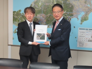 写真：大儀健一道路部長