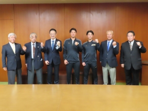 写真:ソフトボール選手来場