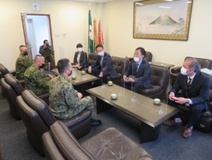 写真:久居駐屯地指令訪問上富良野町長