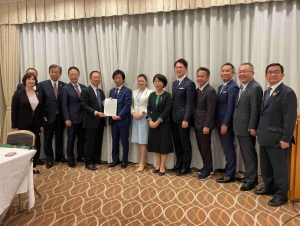 写真:県選出国会議員記念撮影