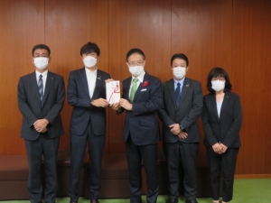 写真:明治安田生命寄付金