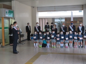 写真:赤い羽根津新町あいさつ