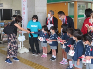 写真:赤い羽根街頭募金