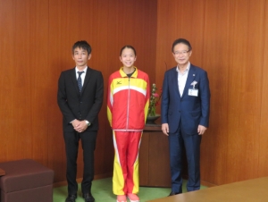 写真：女子バタフライ準優勝報告