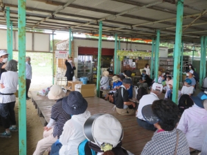 写真:カラス海岸清掃