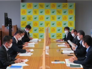 写真:県政要望知事机で対談