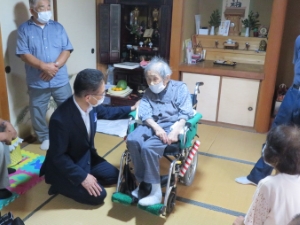 写真:最高齢女性を訪問